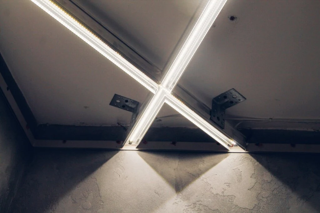 Монтаж профиля для LED-ленты — крепление профиля на потолок